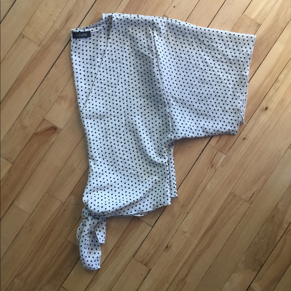 🌼3/$25 EUC crepe cropped polka dot blouse - Picture 2 of 2